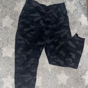 Lululemon scuba sweatpants size 12 black camo